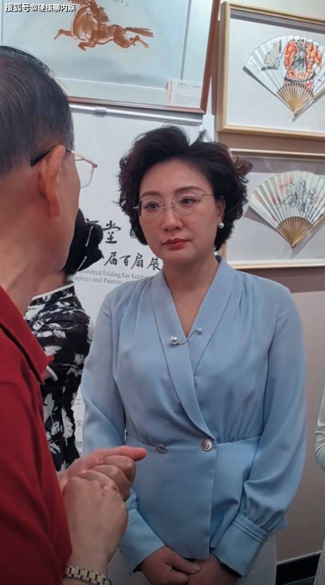 毛新宇夫人现身 状态好引热议 任扇子学会会长