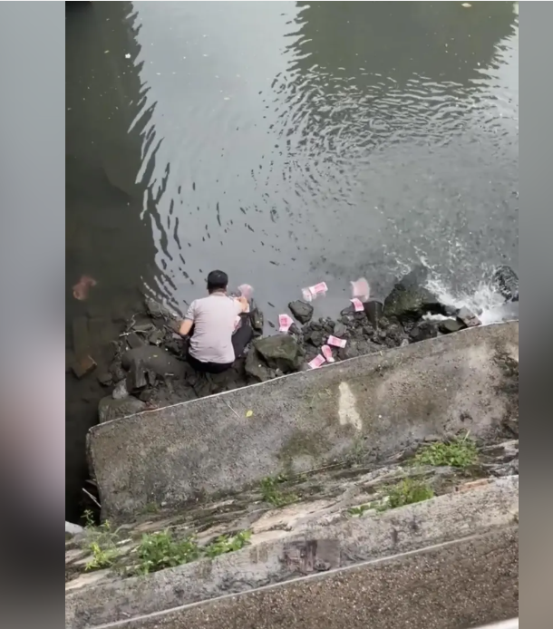 深圳河道惊现大量人民币 男子疯狂捞钱