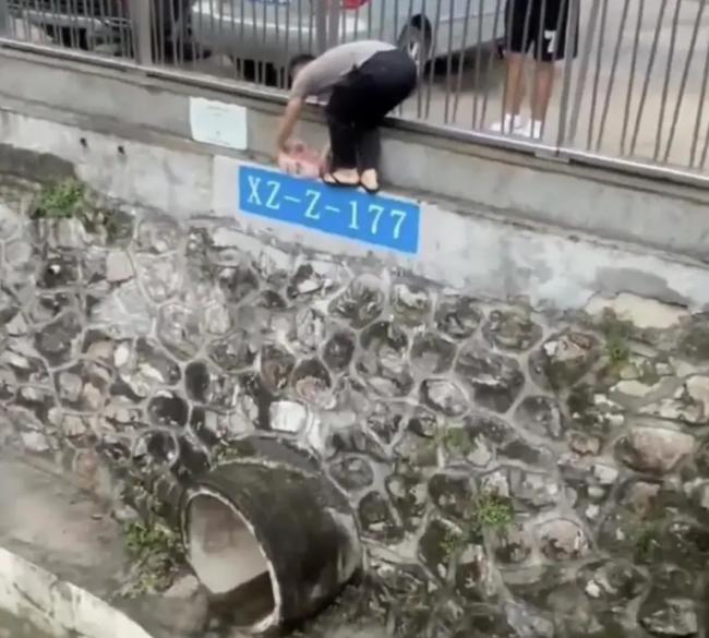 深圳河道惊现大量人民币 男子疯狂捞钱