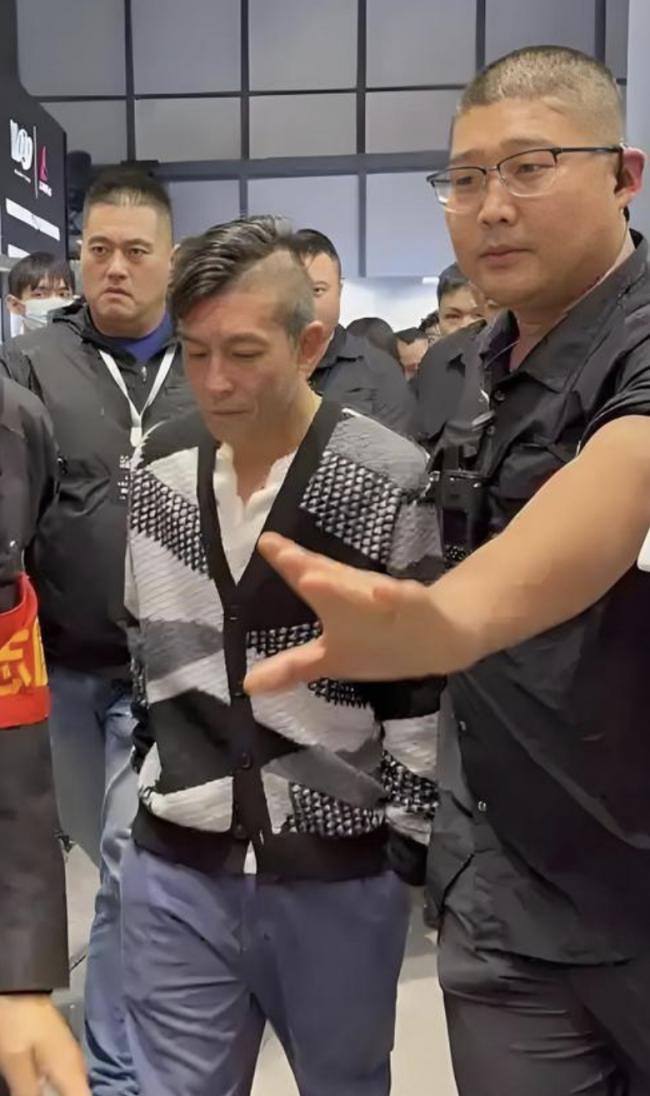 陈冠希日航头等舱内发飙! 怒斥机组: 凭什么日本人先下飞机? 我会让你丢工作 陈冠希日航头等舱内发飙! 怒斥机组: 凭什么日本人先下飞机? 我会让你丢工作