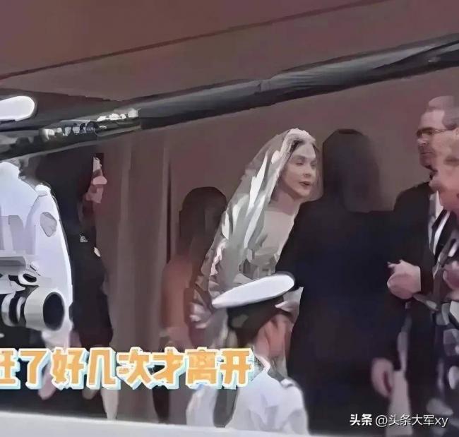 想学章子怡控场，没料到她竟被戛纳红毯驱赶