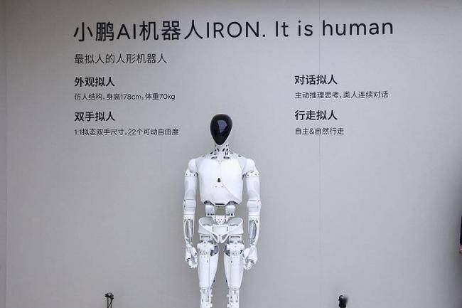 50万一台的人形机器人进厂，搬运效率低到不忍看
