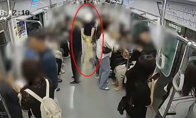 满载乘客地铁内男子泼油纵火 车厢瞬间成地狱