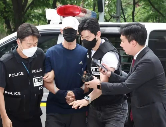 满载乘客地铁内男子泼油纵火 车厢瞬间成地狱