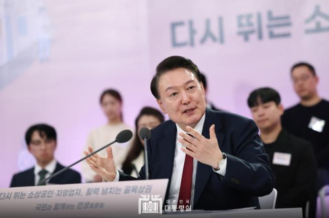 尹锡悦讯问现身 律师团队：高调传唤是羞辱