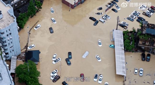湖北暴雨部分地区水深近3米 他俩疑街上触电身亡