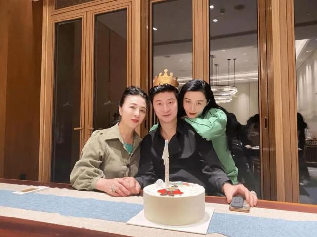 范冰冰晒一家三口合影 74岁范爸爸气质不输男模 范冰冰晒一家三口合影 74岁范爸爸气质不输男模