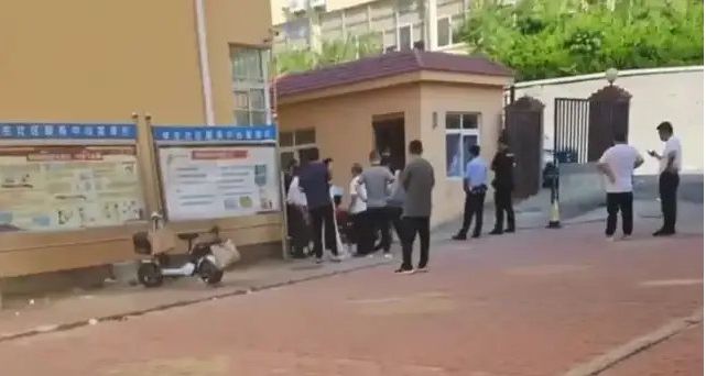 大学宿管大爷热死 装个空调怎么就这么难?