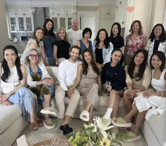 9月孕肚戴钻石脐钉引争议! 42岁谢婷婷携西人男友办二胎派对, 姐弟恋修成正果 9月孕肚戴钻石脐钉引争议! 42岁谢婷婷携西人男友办二胎派对, 姐弟恋修成正果