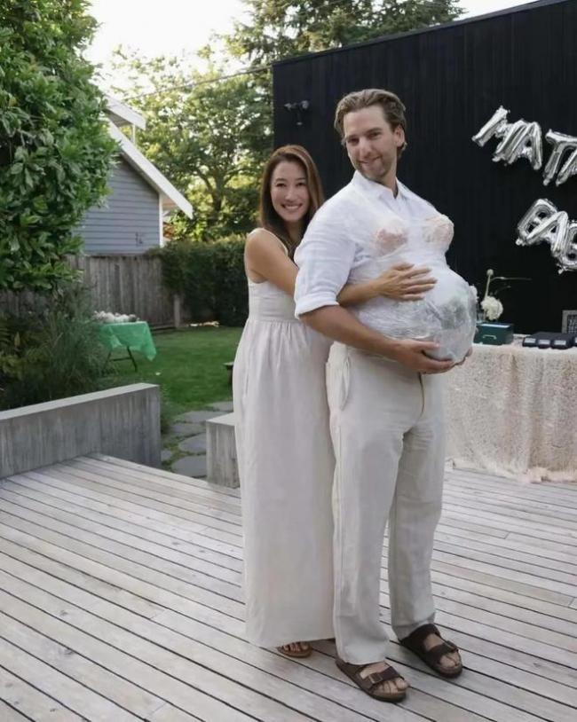 9月孕肚戴钻石脐钉引争议! 42岁谢婷婷携西人男友办二胎派对, 姐弟恋修成正果 9月孕肚戴钻石脐钉引争议! 42岁谢婷婷携西人男友办二胎派对, 姐弟恋修成正果