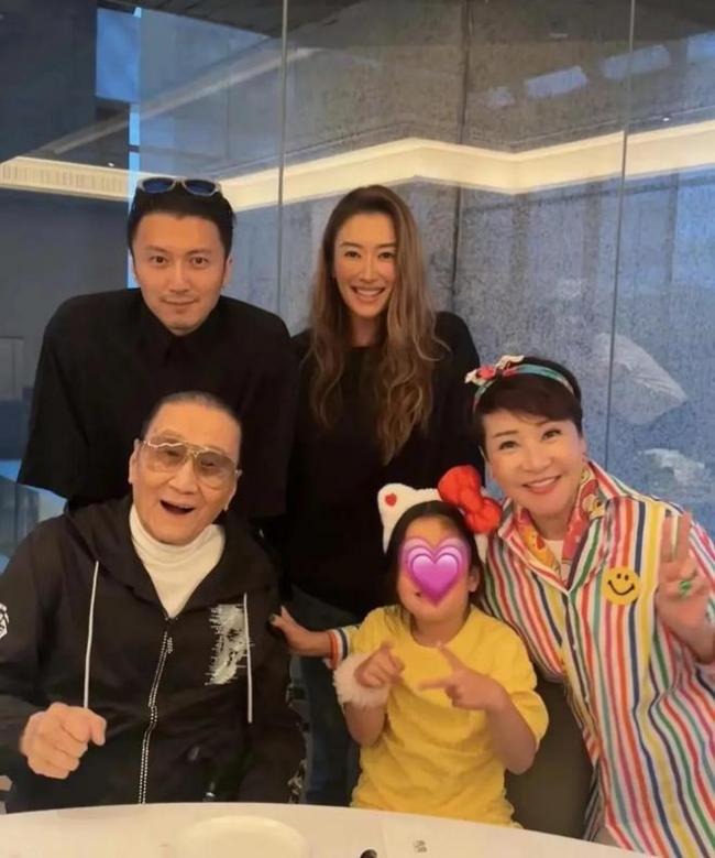 9月孕肚戴钻石脐钉引争议! 42岁谢婷婷携西人男友办二胎派对, 姐弟恋修成正果 9月孕肚戴钻石脐钉引争议! 42岁谢婷婷携西人男友办二胎派对, 姐弟恋修成正果