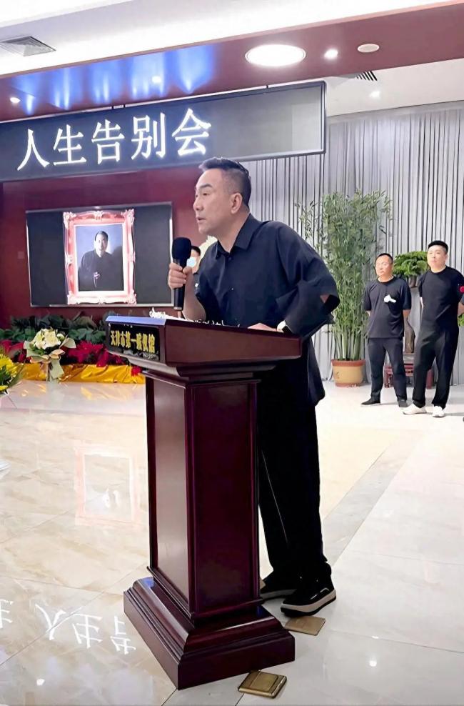 杨议在父亲灵堂差点晕倒 他曾被曝遭女儿扇耳光 杨议在父亲灵堂差点晕倒 他曾被曝遭女儿扇耳光