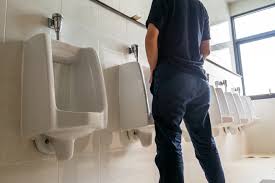 男子小便时 不停尿虫子!原因竟是出在内裤上 男子小便时 不停尿虫子!原因竟是出在内裤上