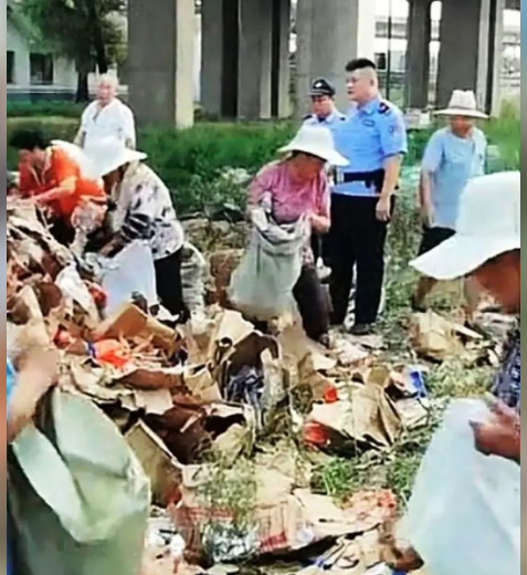 山东货车侧翻村民抢光 警喷辣椒水也赶不走