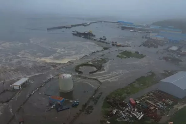 海啸淹没俄港口小镇  空拍画面曝光
