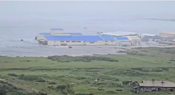 海啸淹没俄港口小镇  空拍画面曝光