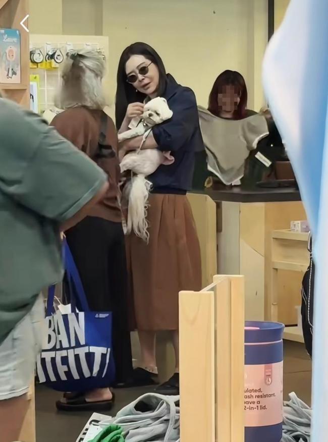 网友温哥华偶遇 58岁王祖贤真实状态曝光 网友温哥华偶遇 58岁王祖贤真实状态曝光