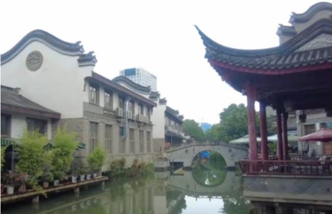 中国多地耗资百亿建古镇 沦为座座“鬼城”