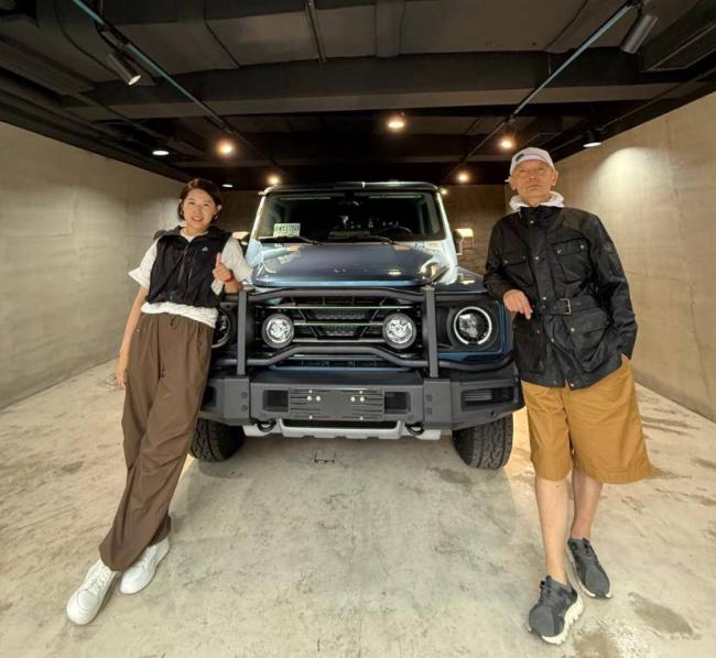 68岁葛优买80万越野车，与美女亲切合影