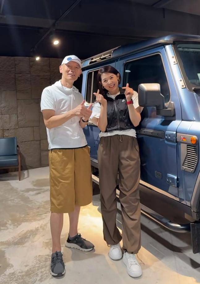 68岁葛优买80万越野车，与美女亲切合影