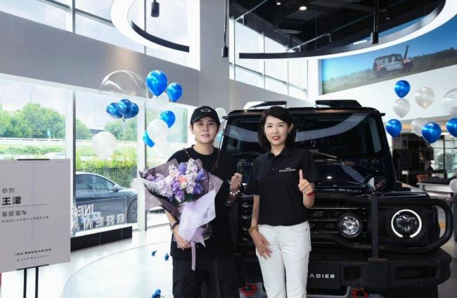 68岁葛优买80万越野车，与美女亲切合影