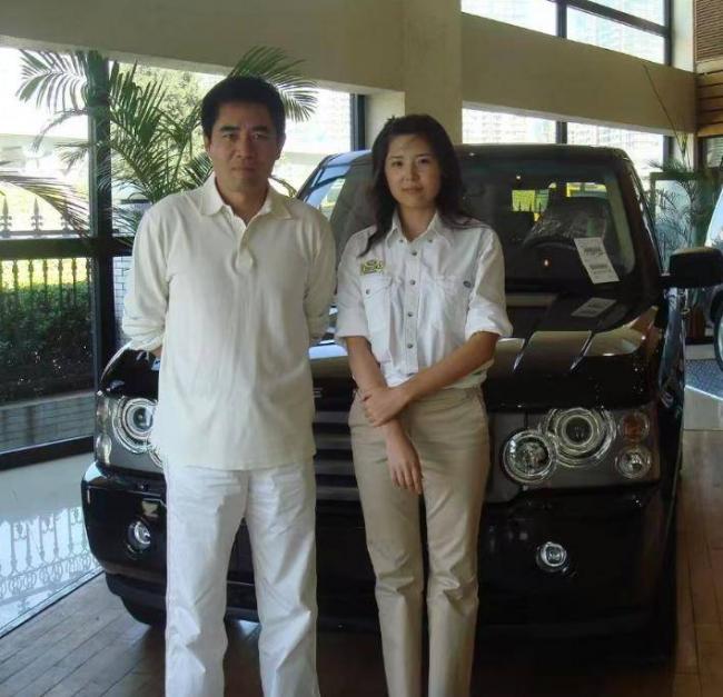 68岁葛优买80万越野车，与美女亲切合影
