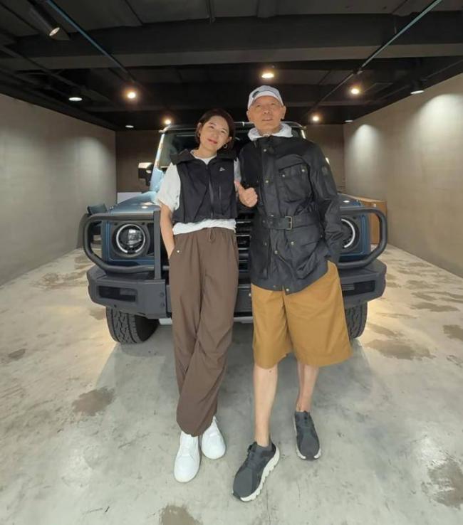 68岁葛优买80万越野车，与美女亲切合影