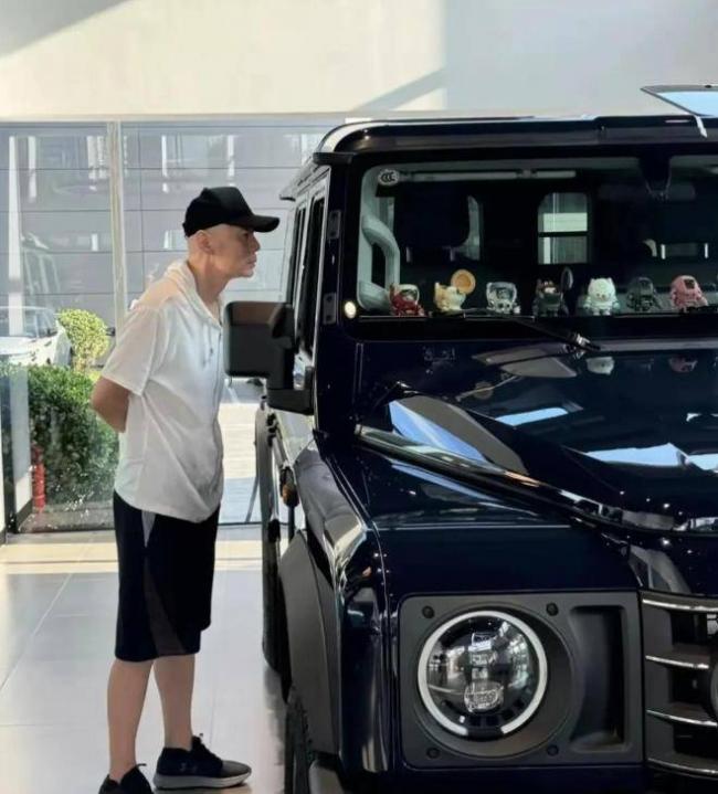 68岁葛优买80万越野车，与美女亲切合影