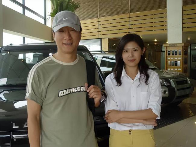 68岁葛优买80万越野车，与美女亲切合影