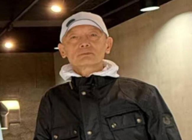 68岁葛优买80万越野车，与美女亲切合影