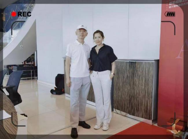 68岁葛优买80万越野车，与美女亲切合影