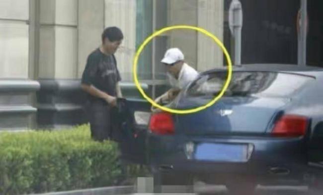 68岁葛优买80万越野车，与美女亲切合影