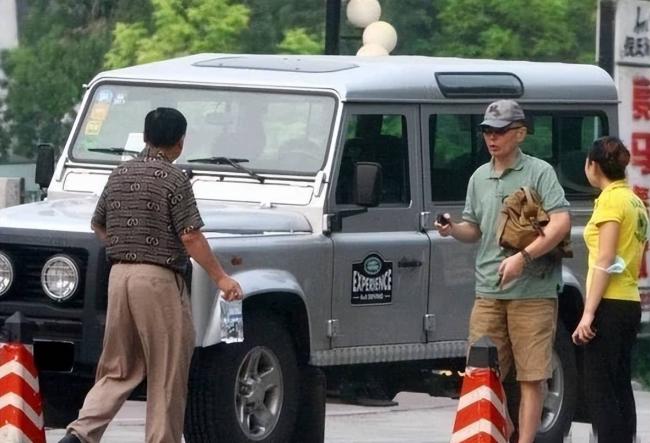 68岁葛优买80万越野车，与美女亲切合影