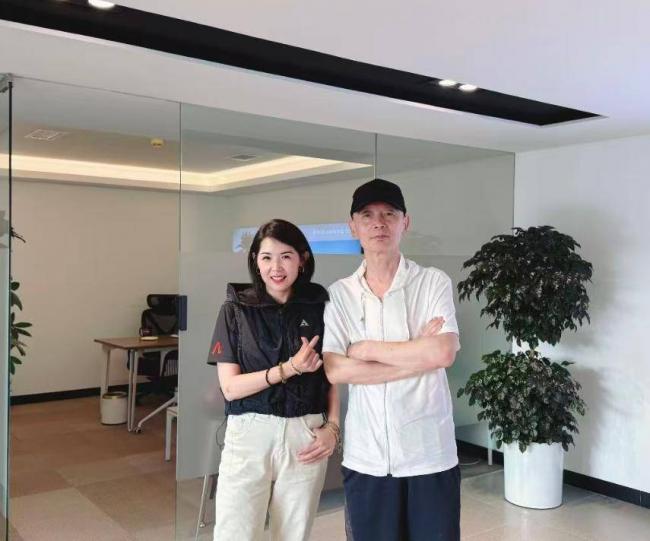 68岁葛优买80万越野车，与美女亲切合影