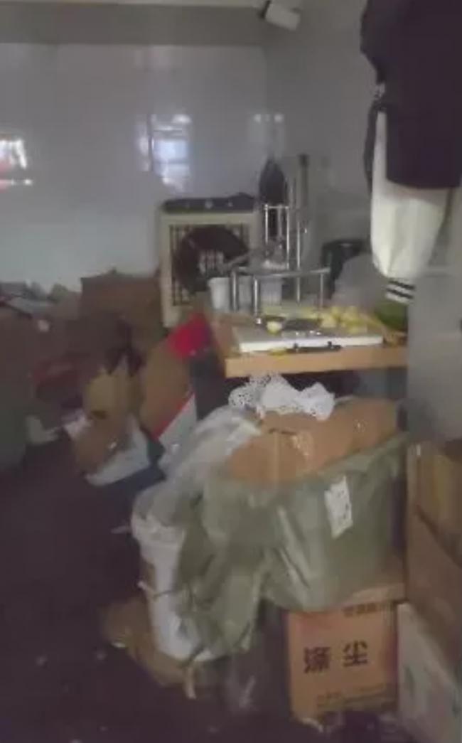 垃圾房旁做汉堡...上海骑手曝光外卖厨房