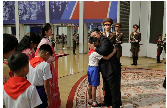 金正恩眼眶含泪 神情哀痛 金正恩眼眶含泪 神情哀痛