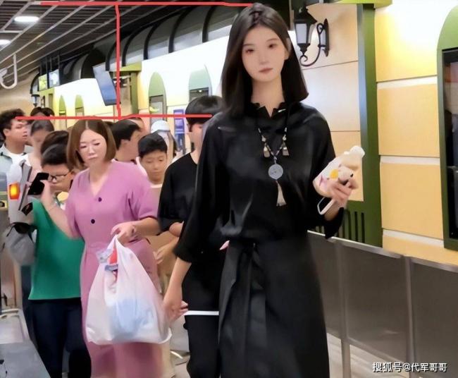 女孩身高2.26米，貌美如花，妈妈却发愁