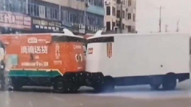 中国两辆无人快递车当街“斗殴”互撞