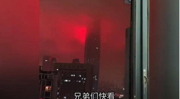 午夜时分天空一片血红 像极了史书中的异象