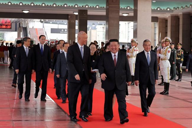 金正恩抵北京！女儿金朱爱随行 蔡奇王毅迎接