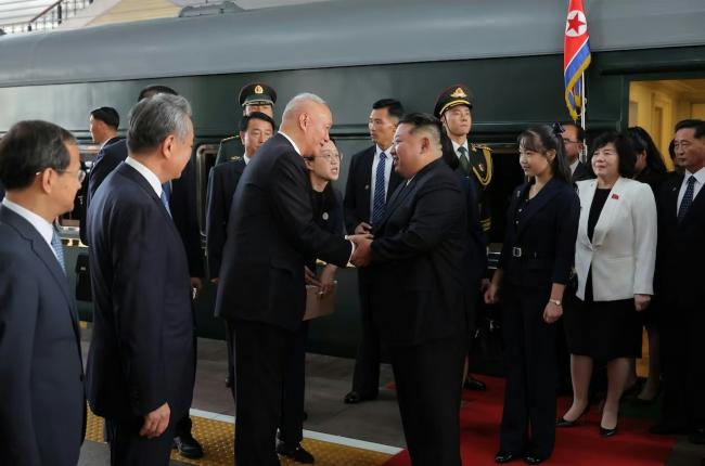 金正恩抵北京！女儿金朱爱随行 蔡奇王毅迎接