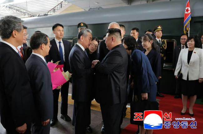 金正恩抵北京！女儿金朱爱随行 蔡奇王毅迎接