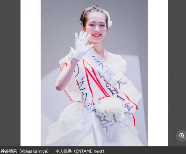 东大校花下海拍大尺度写真 才貌双全靠脱成名？