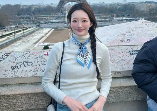 东大校花下海拍大尺度写真 才貌双全靠脱成名？