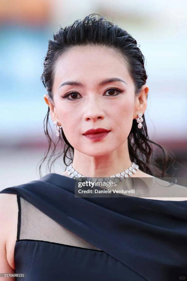 章子怡又惹上麻烦！一条悼文， 被网民定罪