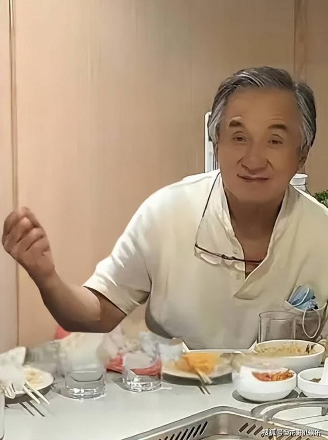身上伤病多不能睡床...王晶曝成龙身体问题