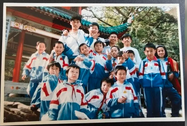 他在网上发了一张1997年拍摄的照片 没想到… 他在网上发了一张1997年拍摄的照片 没想到…