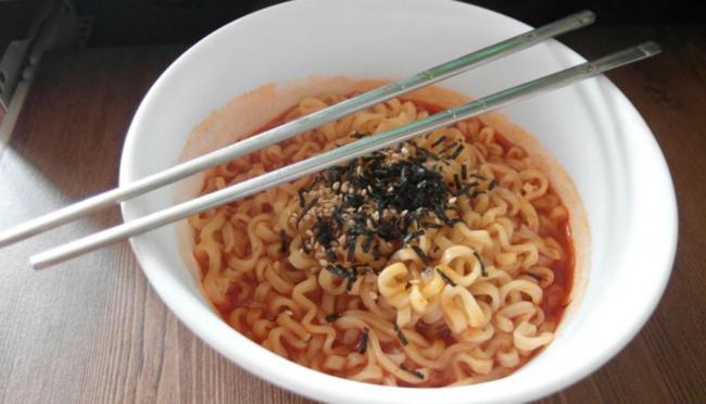泡面调味料先放和后方差很大？！真相来了