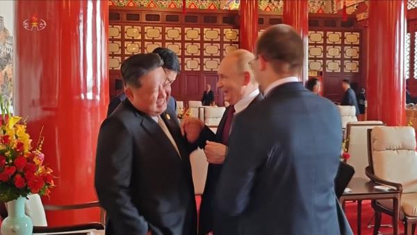 视频：普金北京同乘专车 互诉心意 亲密无间