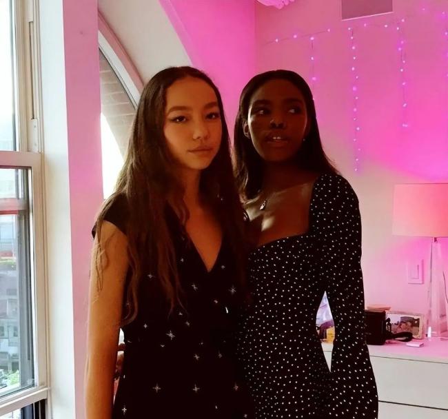 邓文迪22岁女儿从斯坦福毕业 1.8米身高似默多克 邓文迪22岁女儿从斯坦福毕业 1.8米身高似默多克